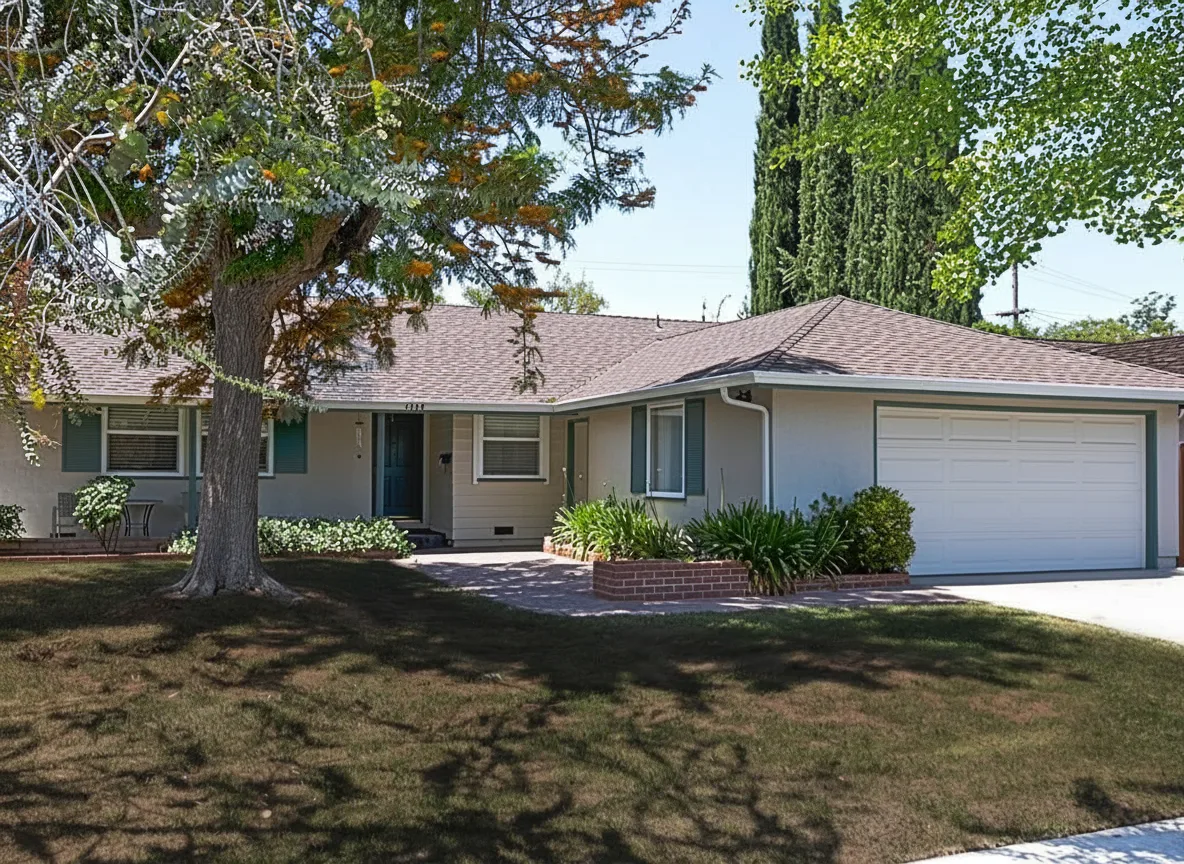 Gray house with Brown roof using Landmark Heather Blend