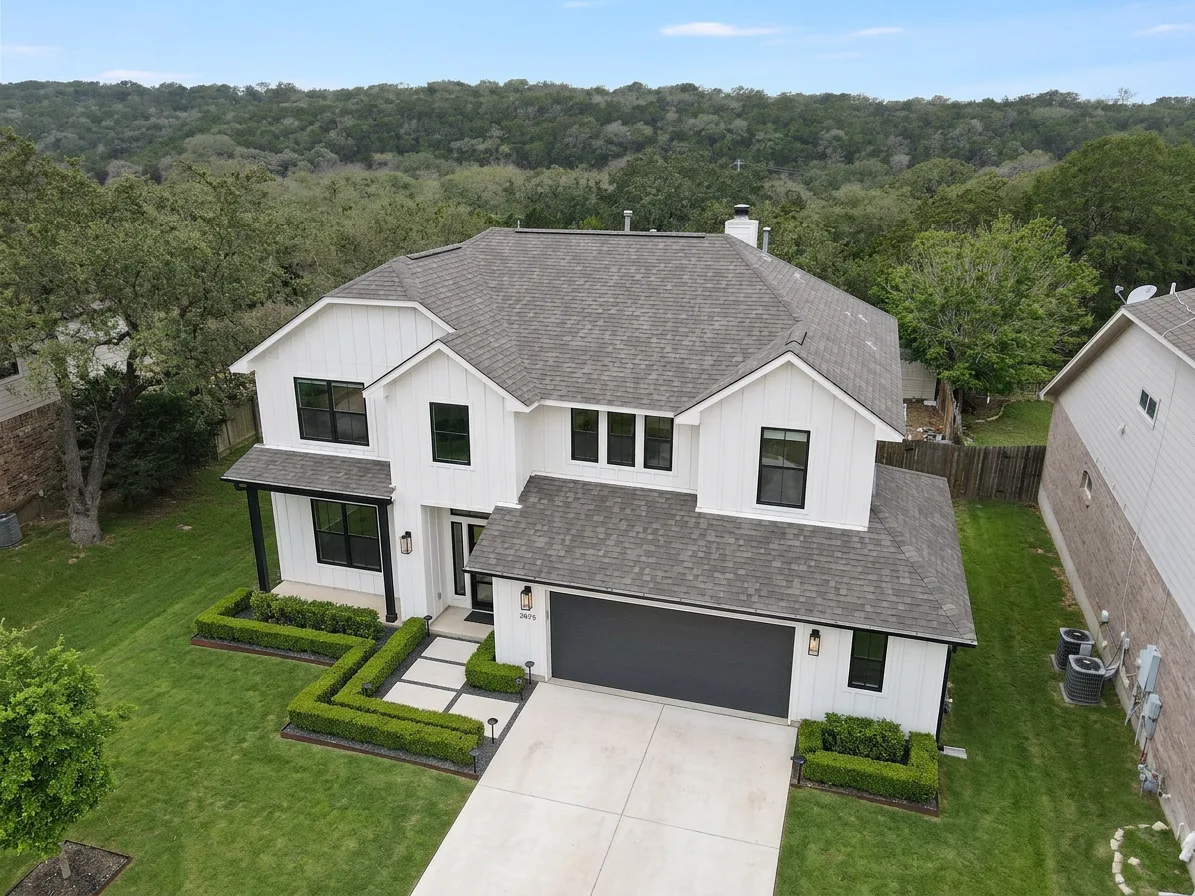 Modern Farmhouse home with Weathered Wood roof -- Owens Corning Oakridge Driftwood (left-34)