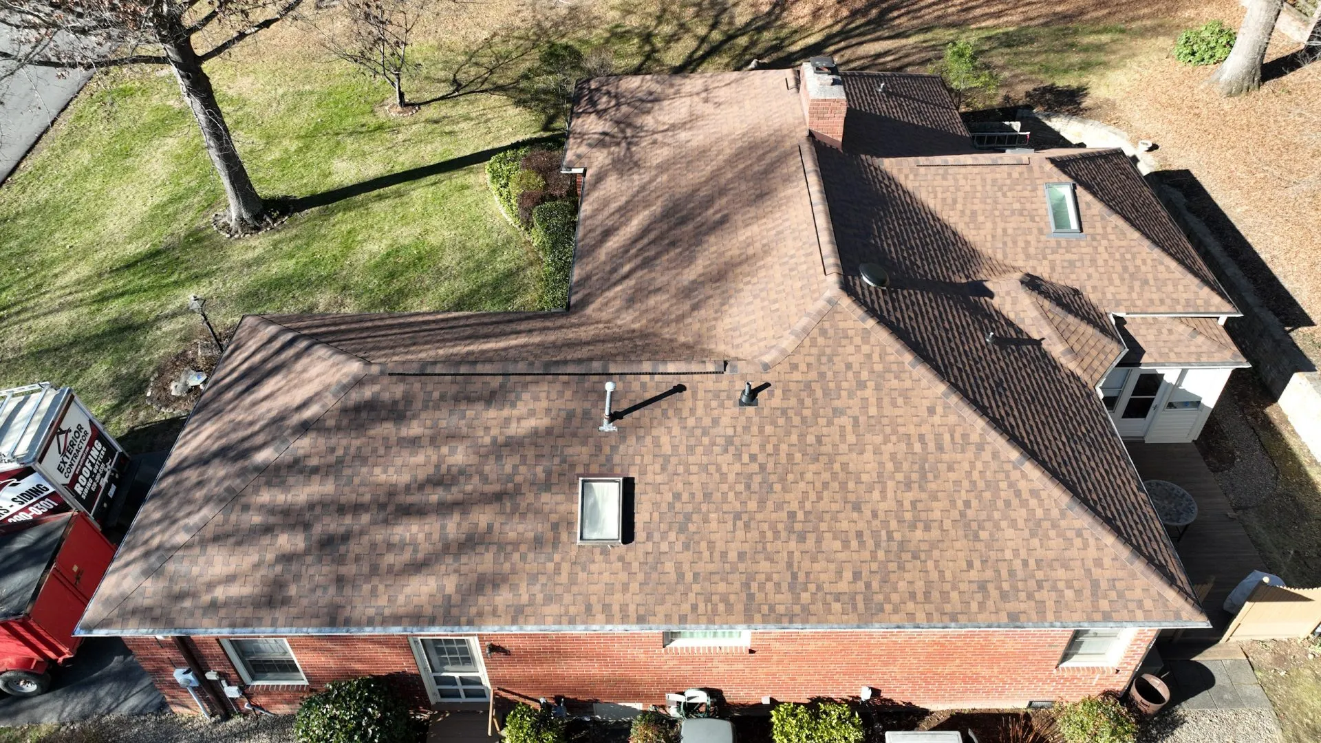 Florida home with Pinnacle Pristine BURNT HICKORY roof