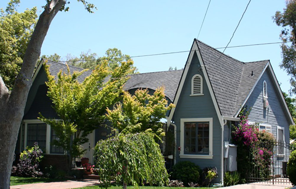 Florida home with Landmark Moire Black roof