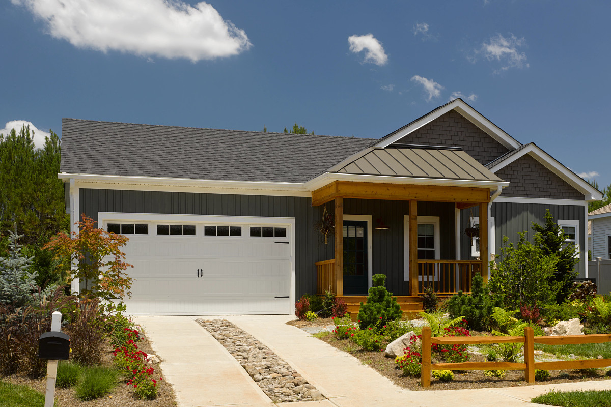Florida home with Landmark Pewterwood roof