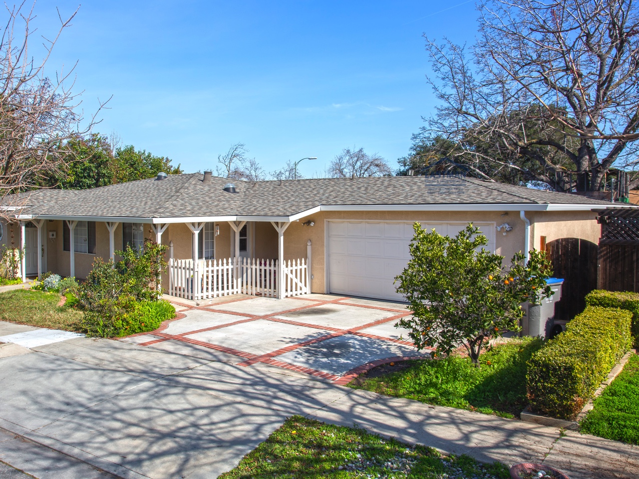 Florida home with Landmark Pro Max Def Weathered Wood roof