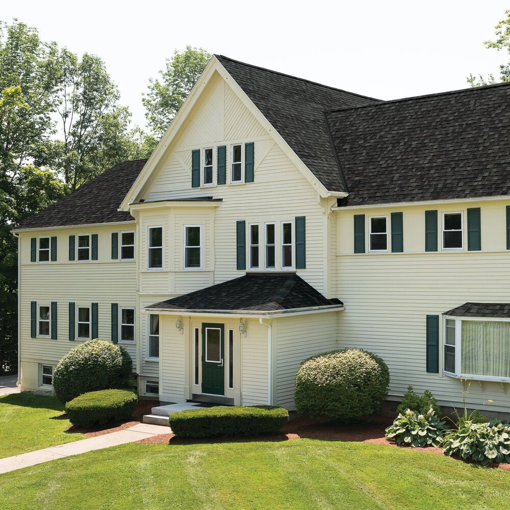 Florida home with Cambridge Charcoal Grey roof
