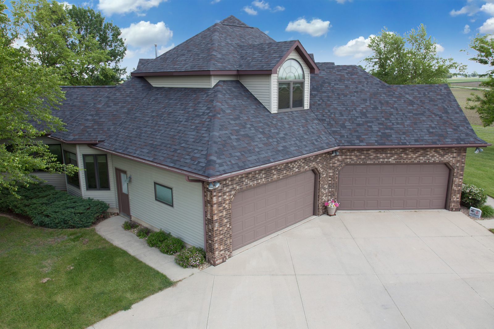 Florida home with Legacy Scotchgard Black Oak roof