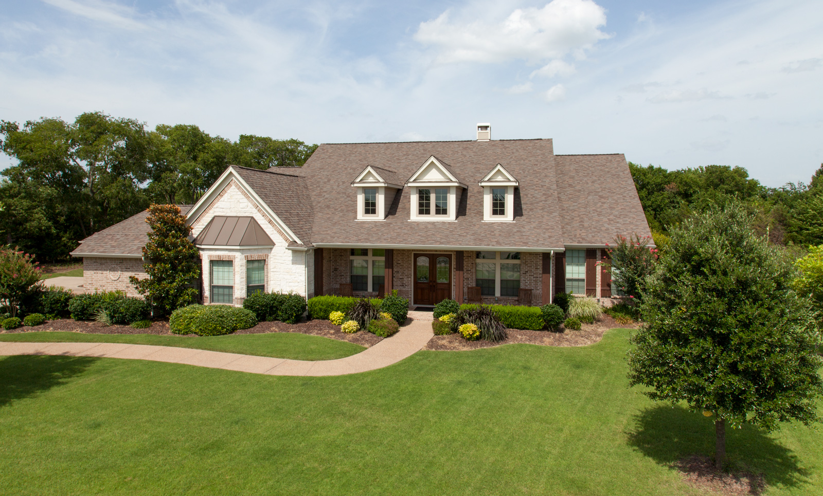 Florida home with Vista AR Natural Wood roof