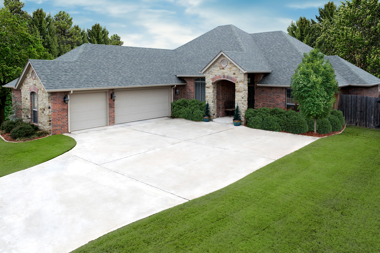 Florida home with Vista AR Weathered Wood roof