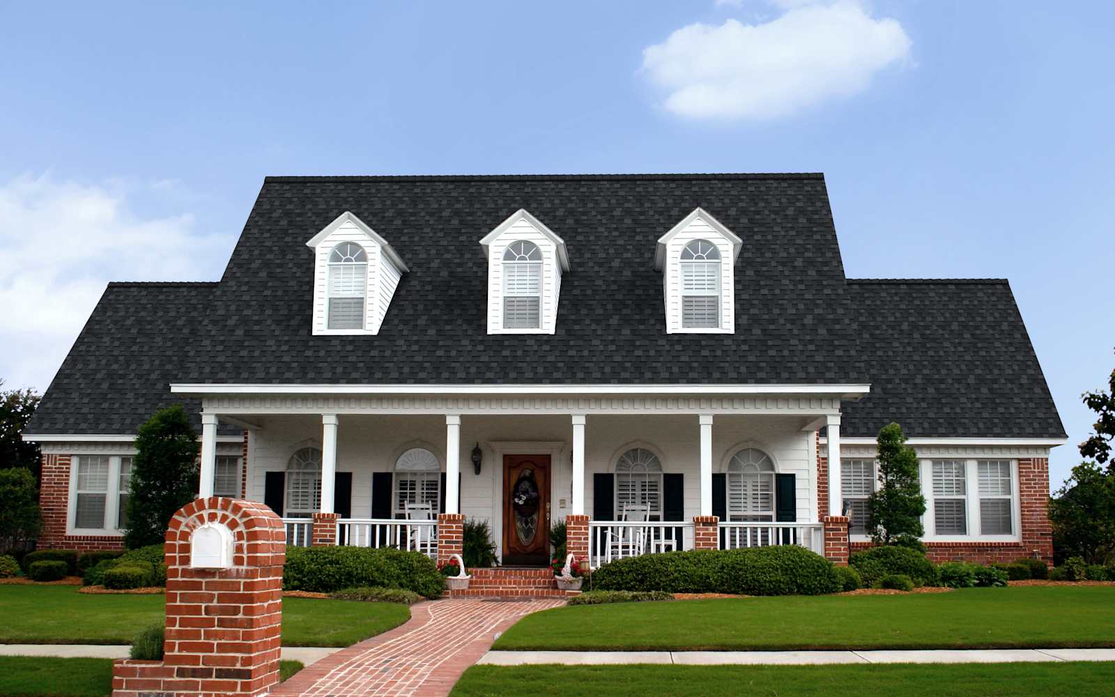 Florida home with Duration Onyx Black roof