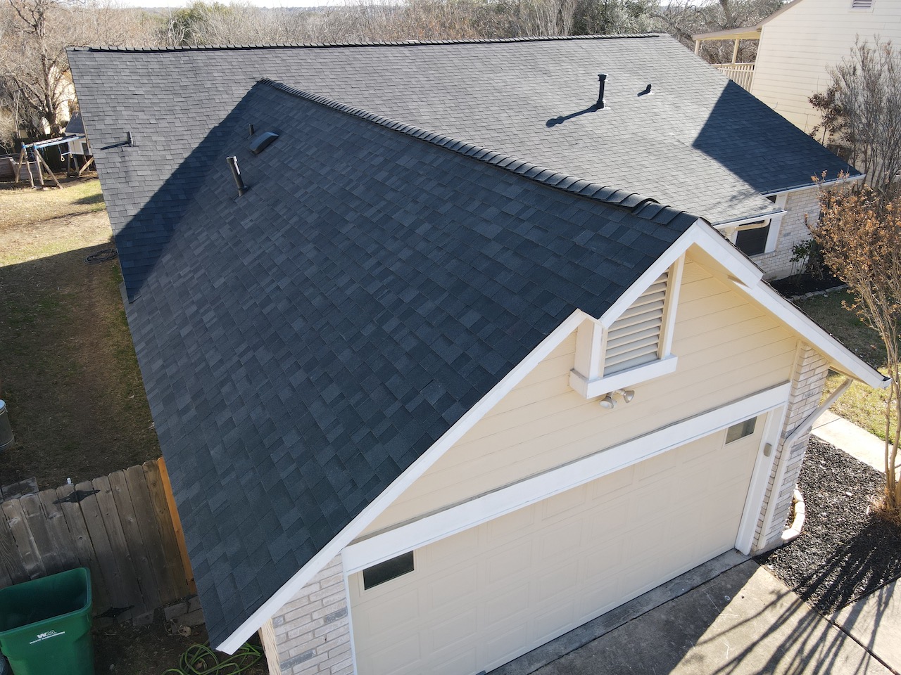 Florida home with Duration Onyx Black roof