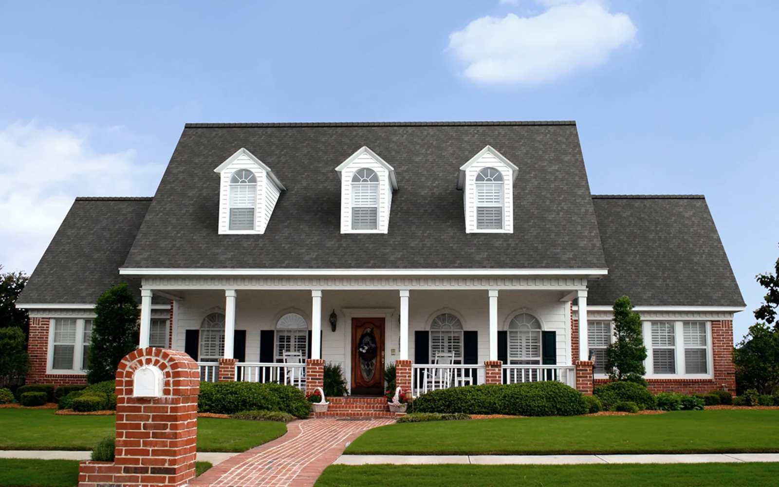 Home with Owens Corning Woodcrest Mountainside roof
